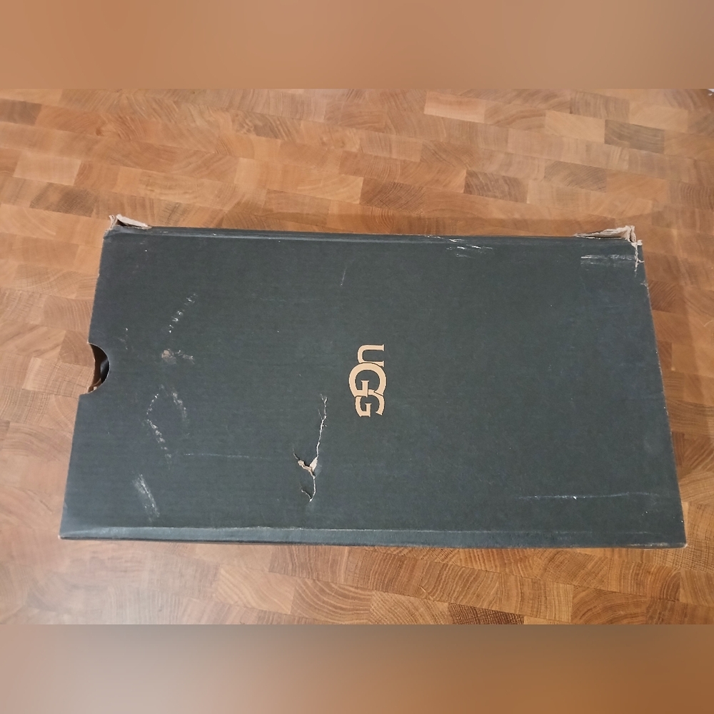 🆕️ UGG Slippers - Picture 8 of 9